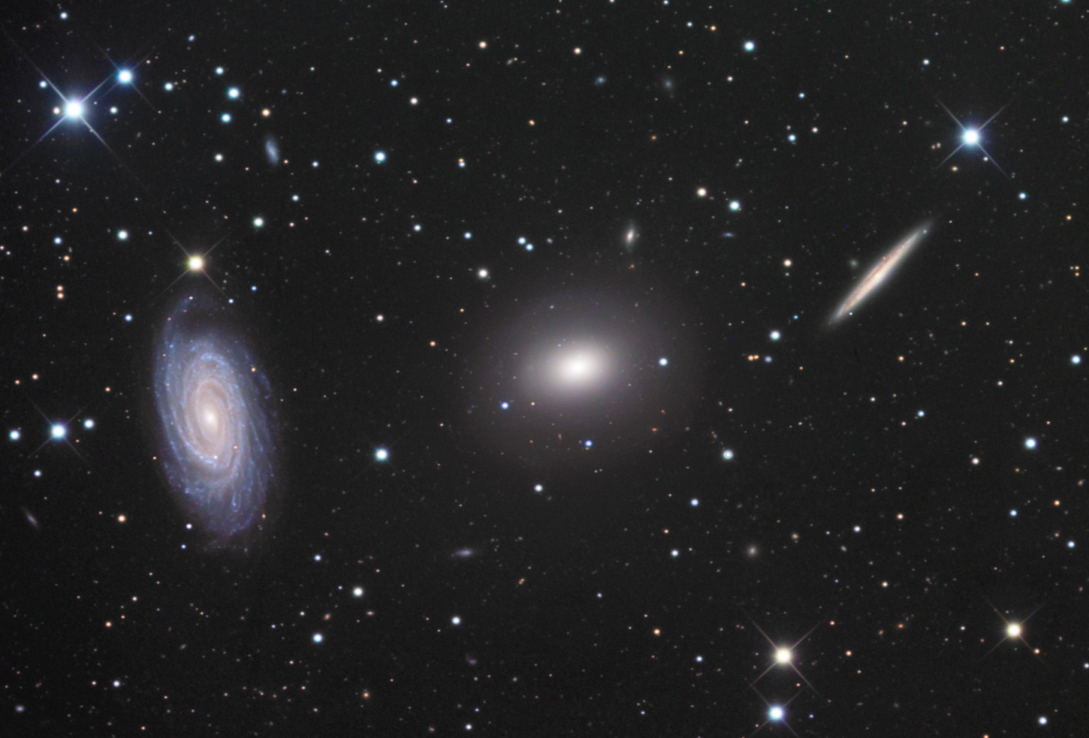 De sterrenstelsels NGC 5985, NGC 5982 en NGC 5981 in het sterrenbeeld De Draak